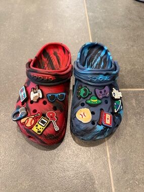 CROCS Mismatched Marbled Red & Blue Clogs